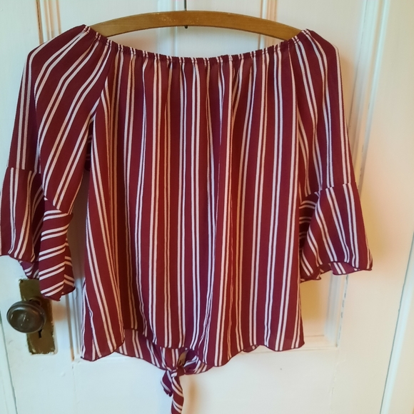 SOLD SALE BUNDLE 3 FOR 16$ Burgundy and white light top - Picture 8 of 9